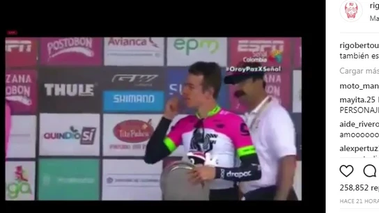 Rigoberto Urán exige un beso a una azafata Rigoberto Urán exige un beso a una azafata