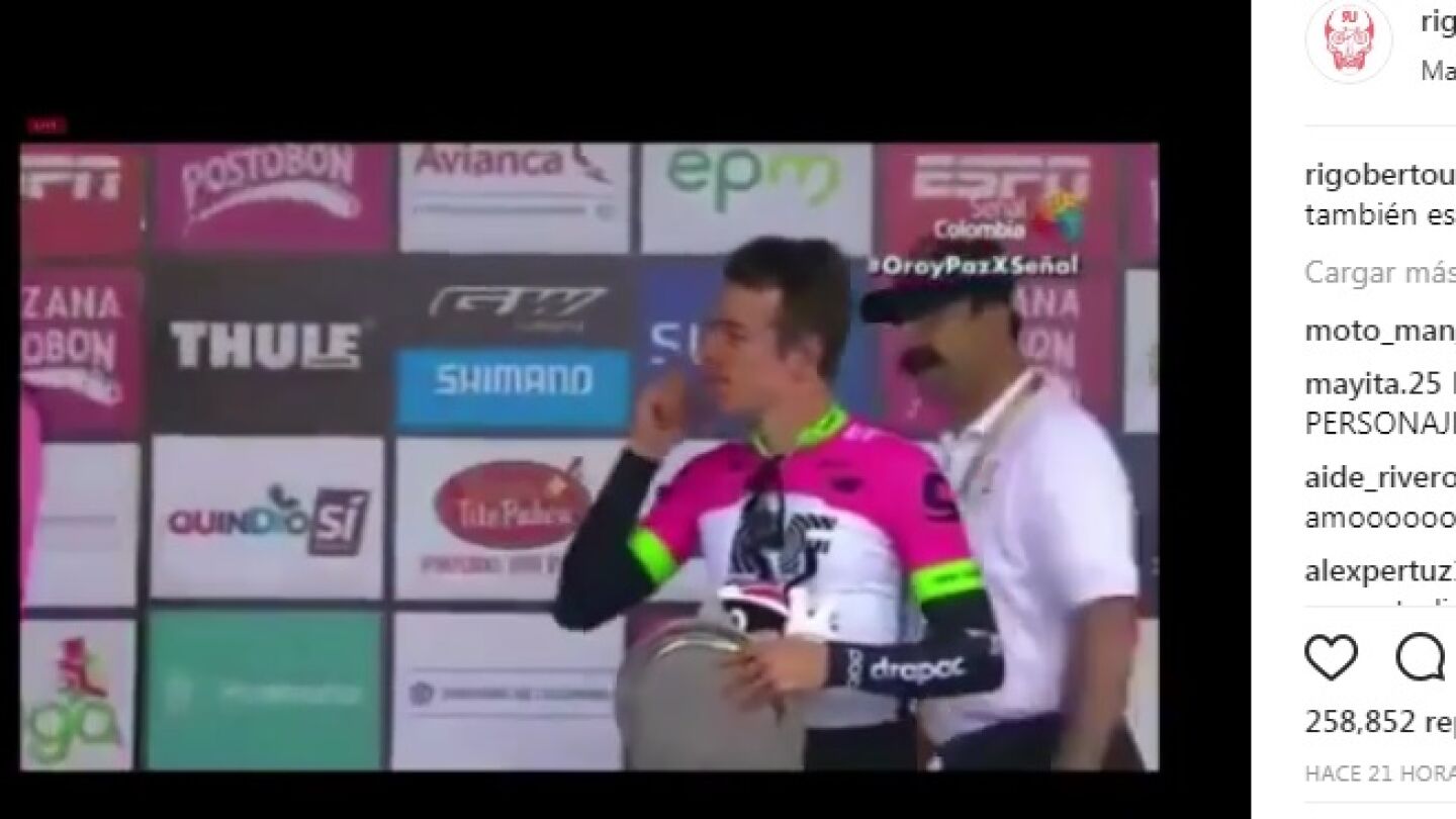 Rigoberto Ur&aacute;n exige un beso a una azafata