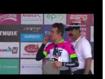 Rigoberto Urán exige un beso a una azafata Rigoberto Urán exige un beso a una azafata