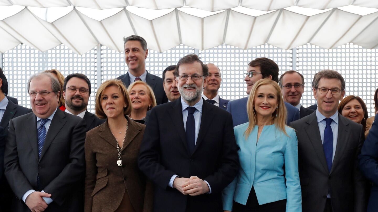 El jefe del Gobierno, Mariano Rajoy, acompa&ntilde;ado por otros miembros del PP