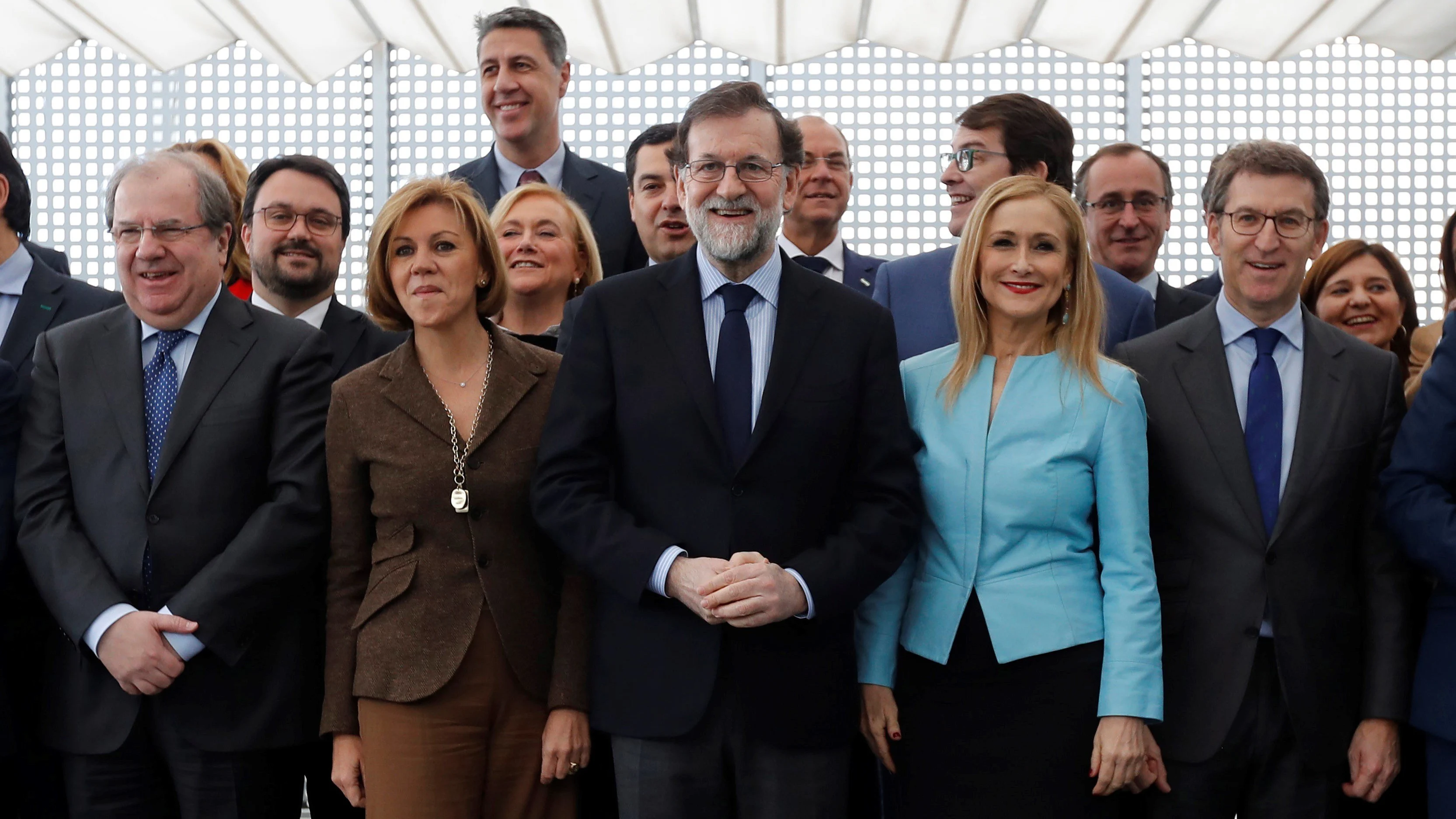 El jefe del Gobierno, Mariano Rajoy, acompañado por otros miembros del PP