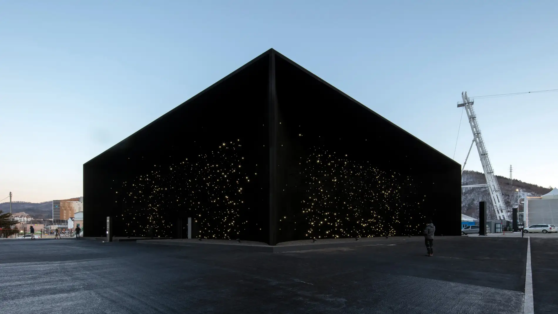 Así luce el Pabellón Hyundai de PyeongChang (Corea del Sur), el edificio más negro del mundo