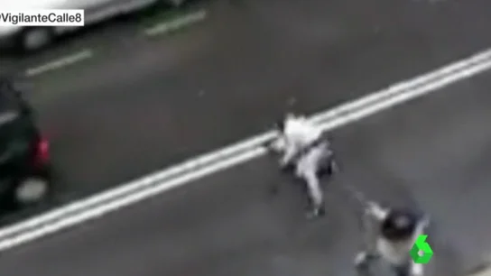 Un hombre graba una brutal pelea a plena luz del día en Bilbao para denunciar la situación del barrio Un hombre graba una brutal pelea a plena luz del día en Bilbao para denunciar la situación del barrio