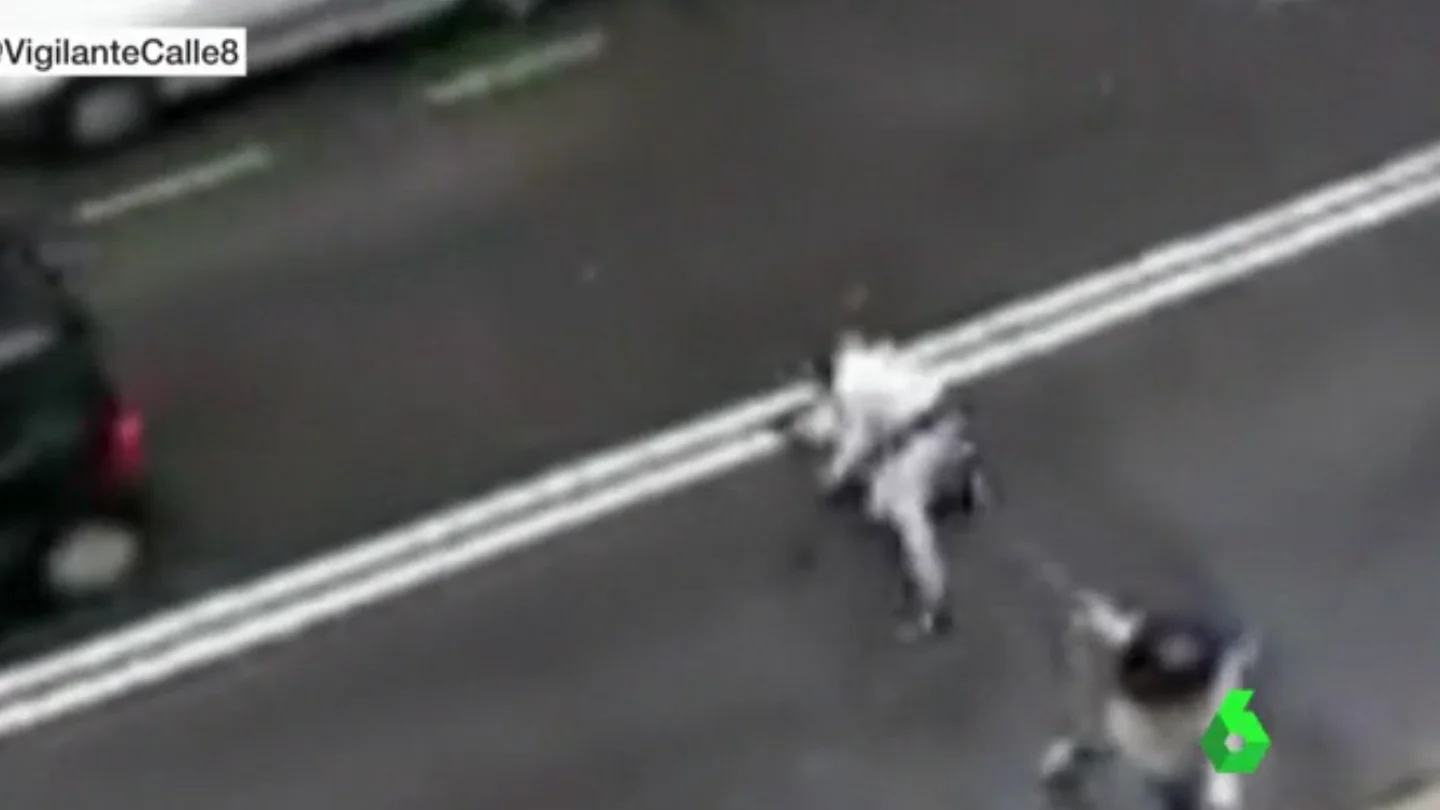 Un hombre graba una brutal pelea a plena luz del día en Bilbao para denunciar la situación del barrio Un hombre graba una brutal pelea a plena luz del día en Bilbao para denunciar la situación del barrio