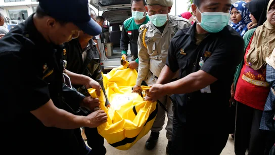 Víctimas mortales en un accidente de autobús en Indonesia Víctimas mortales en un accidente de autobús en Indonesia