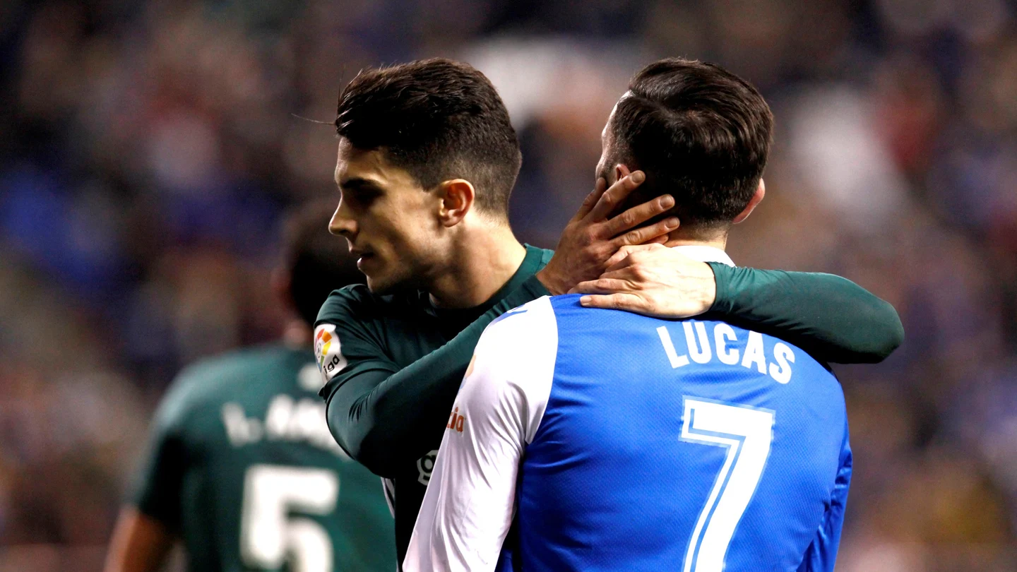 Bartra consuela a Lucas tras una jugada del Deportivo - Betis Bartra consuela a Lucas tras una jugada del Deportivo - Betis