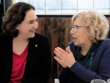 Las alcaldesas de Barcelona y Madrid, Ada Colau (i), y Manuela Carmena (d), durante el almuerzo Las alcaldesas de Barcelona y Madrid, Ada Colau (i), y Manuela Carmena (d), durante el almuerzo
