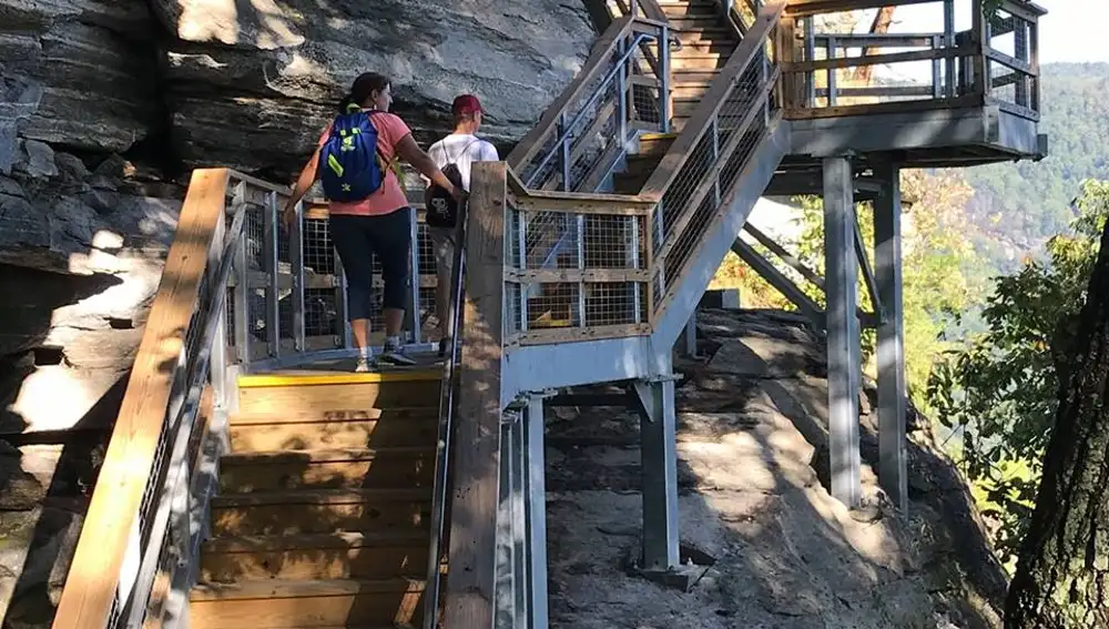 Escaleras a la cima de Chimney Rock 