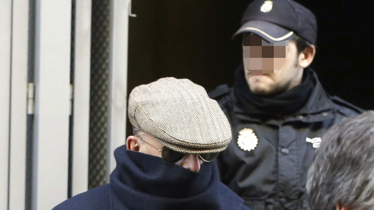 El exinspector Juan Antonio Gonz&aacute;lez Pacheco, "Billy el Ni&ntilde;o" (c), a la salida de la Audiencia Nacional