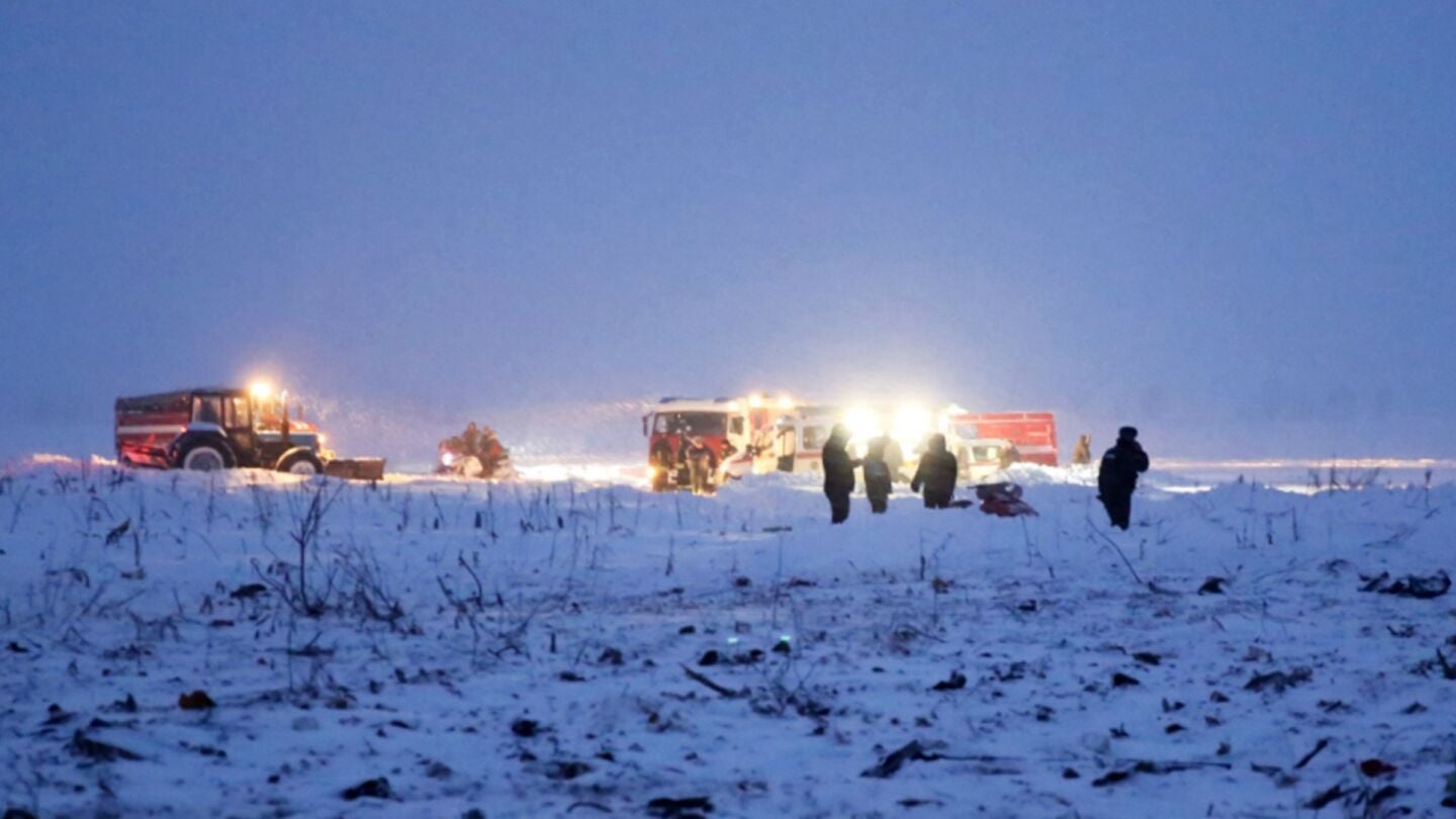 Trabajos de b&uacute;squeda en el lugar del accidente a&eacute;reo en Rusia