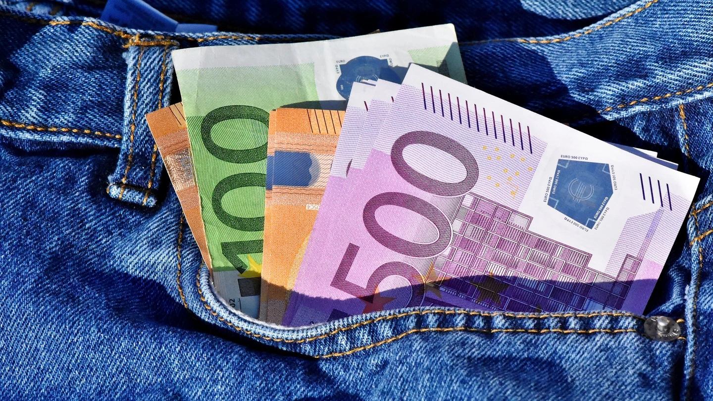 Euros en un bolsillo Euros en un bolsillo