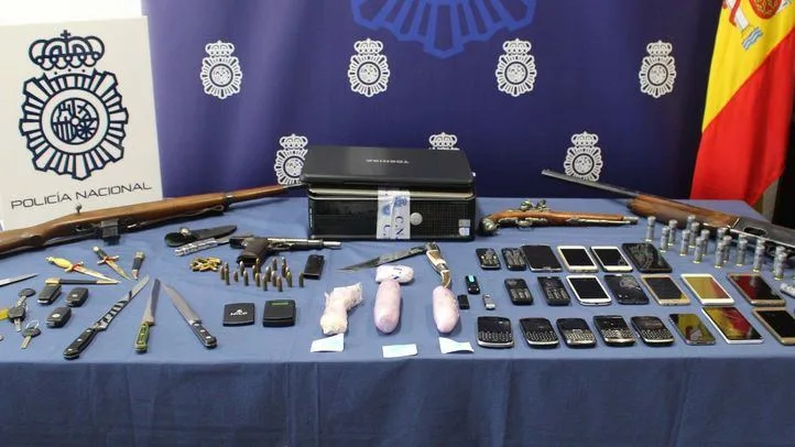 Artículos confiscados a los detenidos por introducir droga en maletas de mano Artículos confiscados a los detenidos por introducir droga en maletas de mano