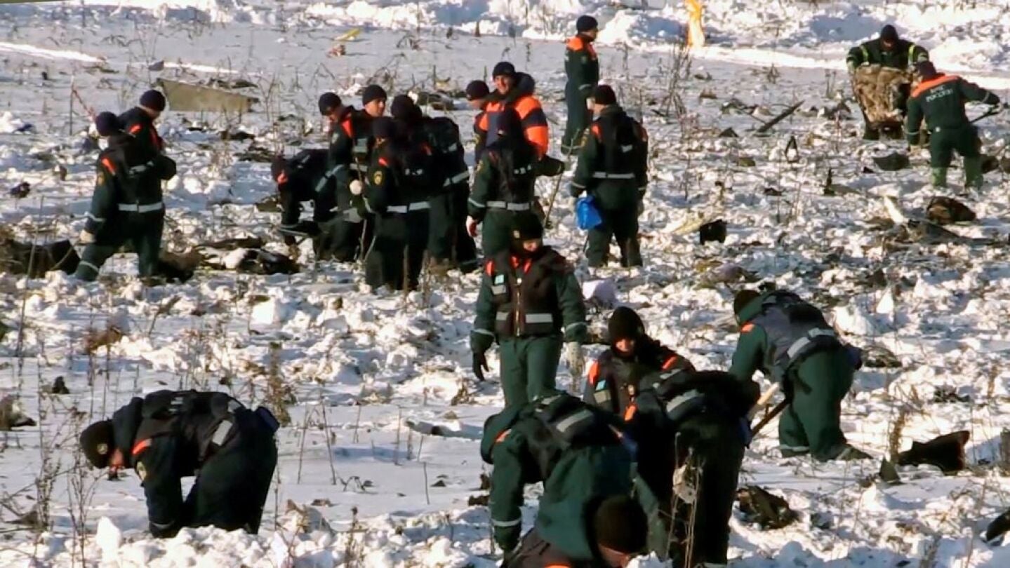Trabajos de b&uacute;squeda en el lugar donde se estrell&oacute; el avi&oacute;n ruso AN-148