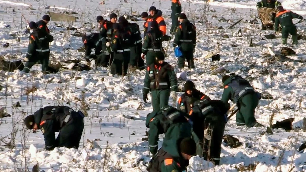 Trabajos de búsqueda en el lugar donde se estrelló el avión ruso AN-148