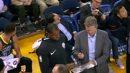 Steve Kerr le pasa la pizarra a Iguodala en pleno partido Steve Kerr le pasa la pizarra a Iguodala en pleno partido