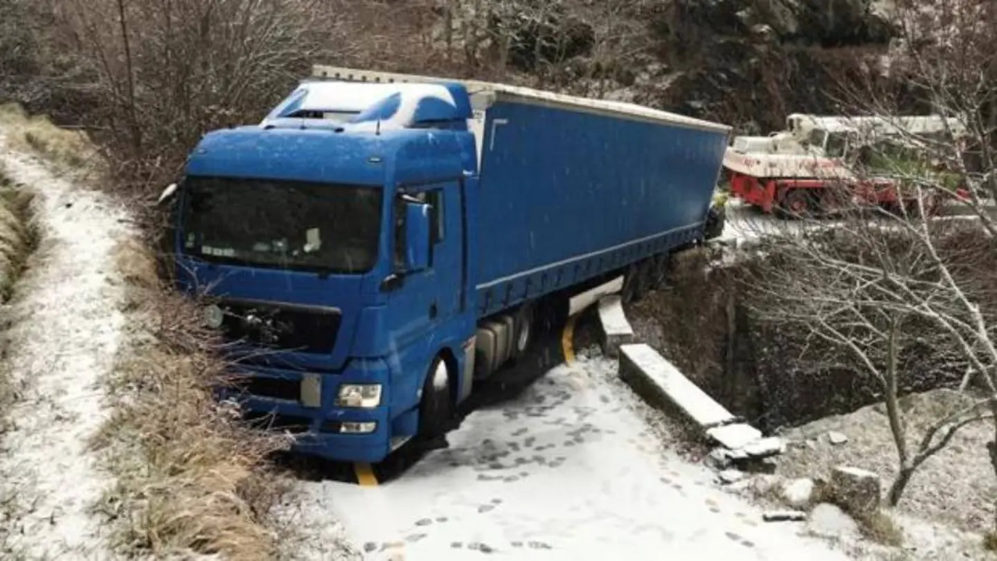 Un camión se queda atrapado por culpa del GPS Un camión se queda atrapado por culpa del GPS