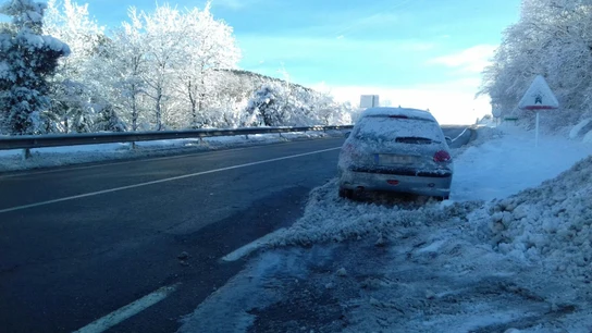 Un coche atrapado por la nieve Un coche atrapado por la nieve