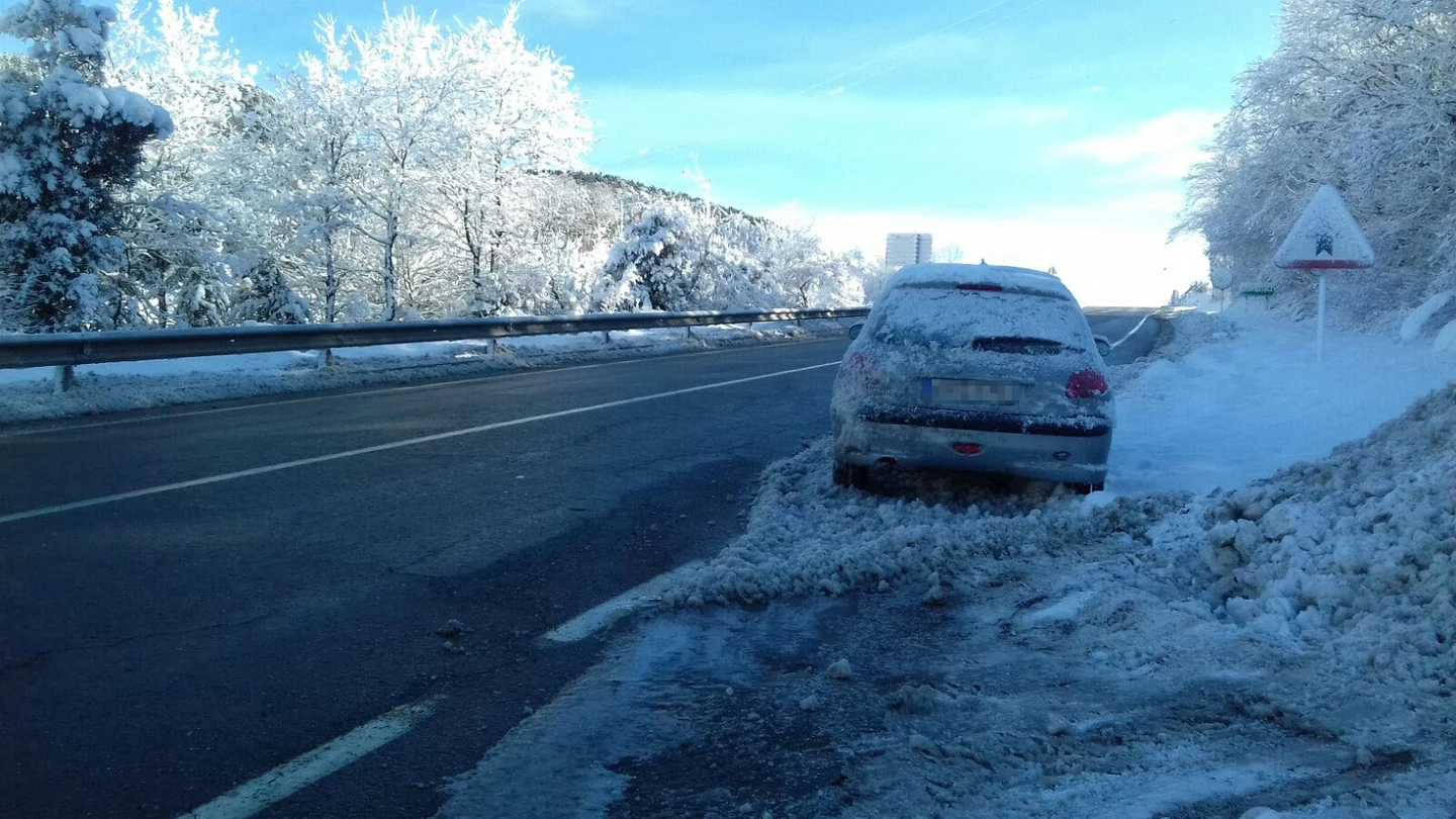 Un coche atrapado por la nieve Un coche atrapado por la nieve