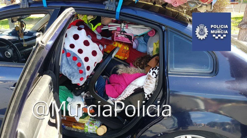 Una niña atrapada entre los enseres de un coche 