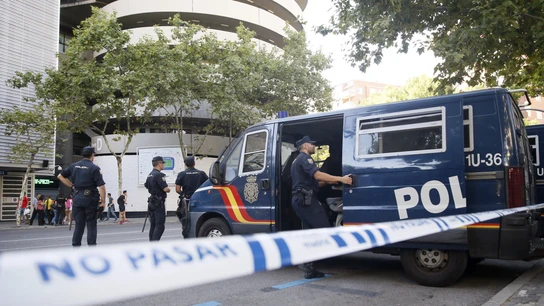 Agentes de la Policía Nacional en los aledaños del Bernabéu Agentes de la Policía Nacional en los aledaños del Bernabéu