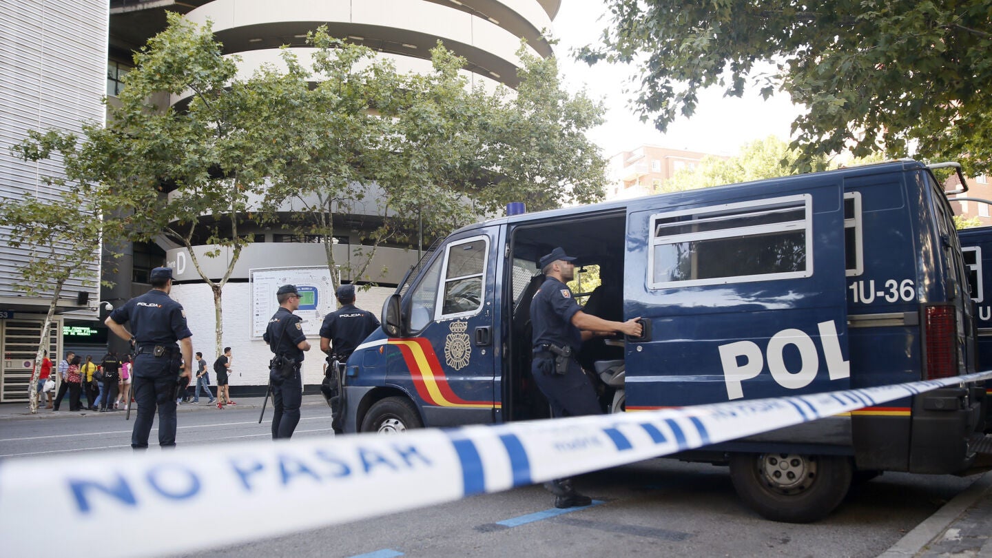 Agentes de la Polic&iacute;a Nacional en los aleda&ntilde;os del Bernab&eacute;u