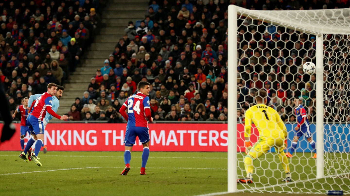 G&uuml;ndogan anota de cabeza ante el Basilea