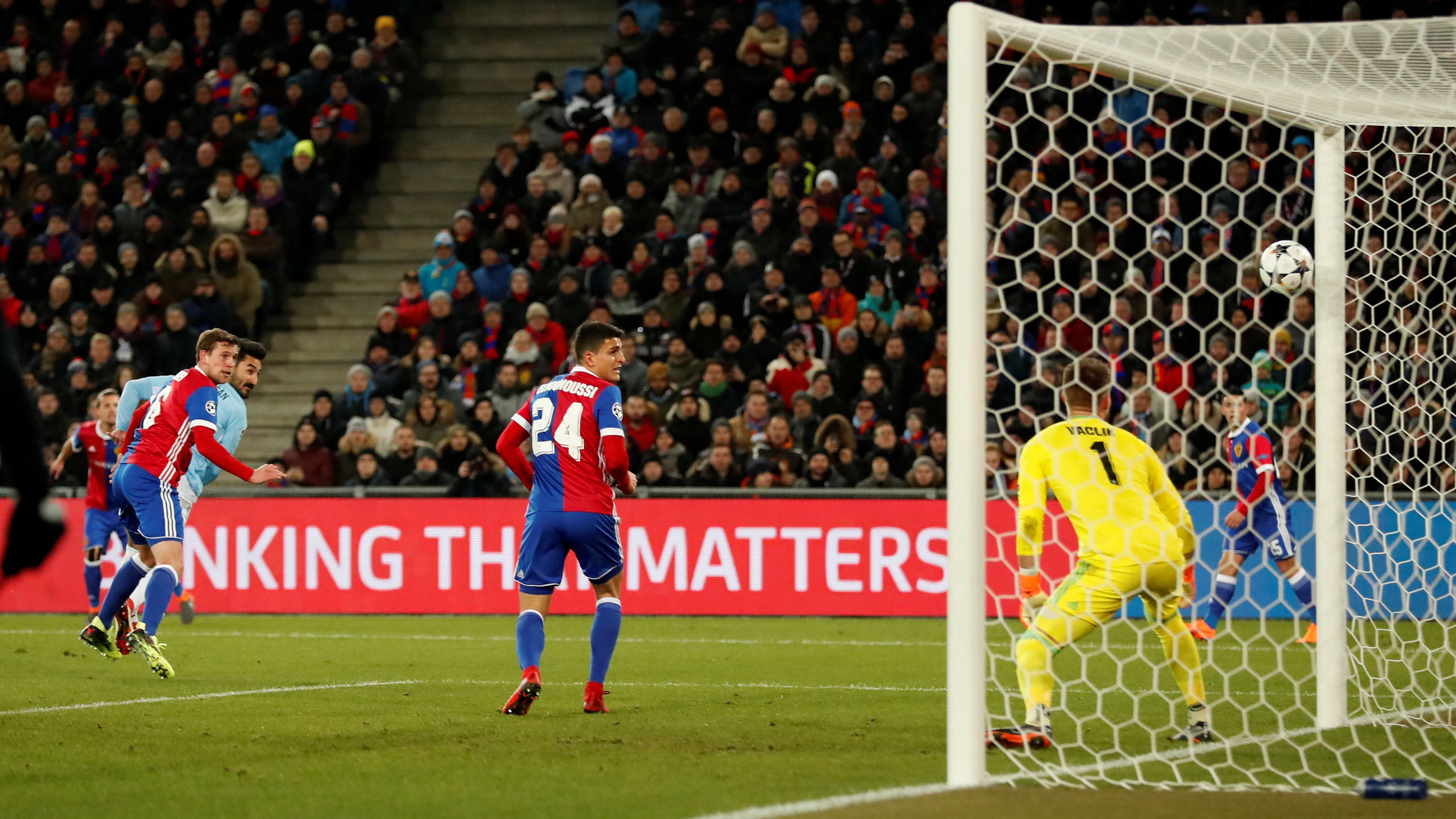 Gündogan anota de cabeza ante el Basilea