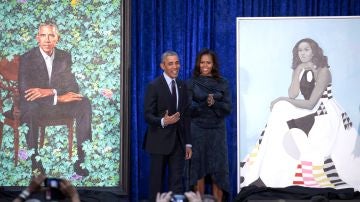 Barack y Michelle Obama, ante sus retratos oficiales