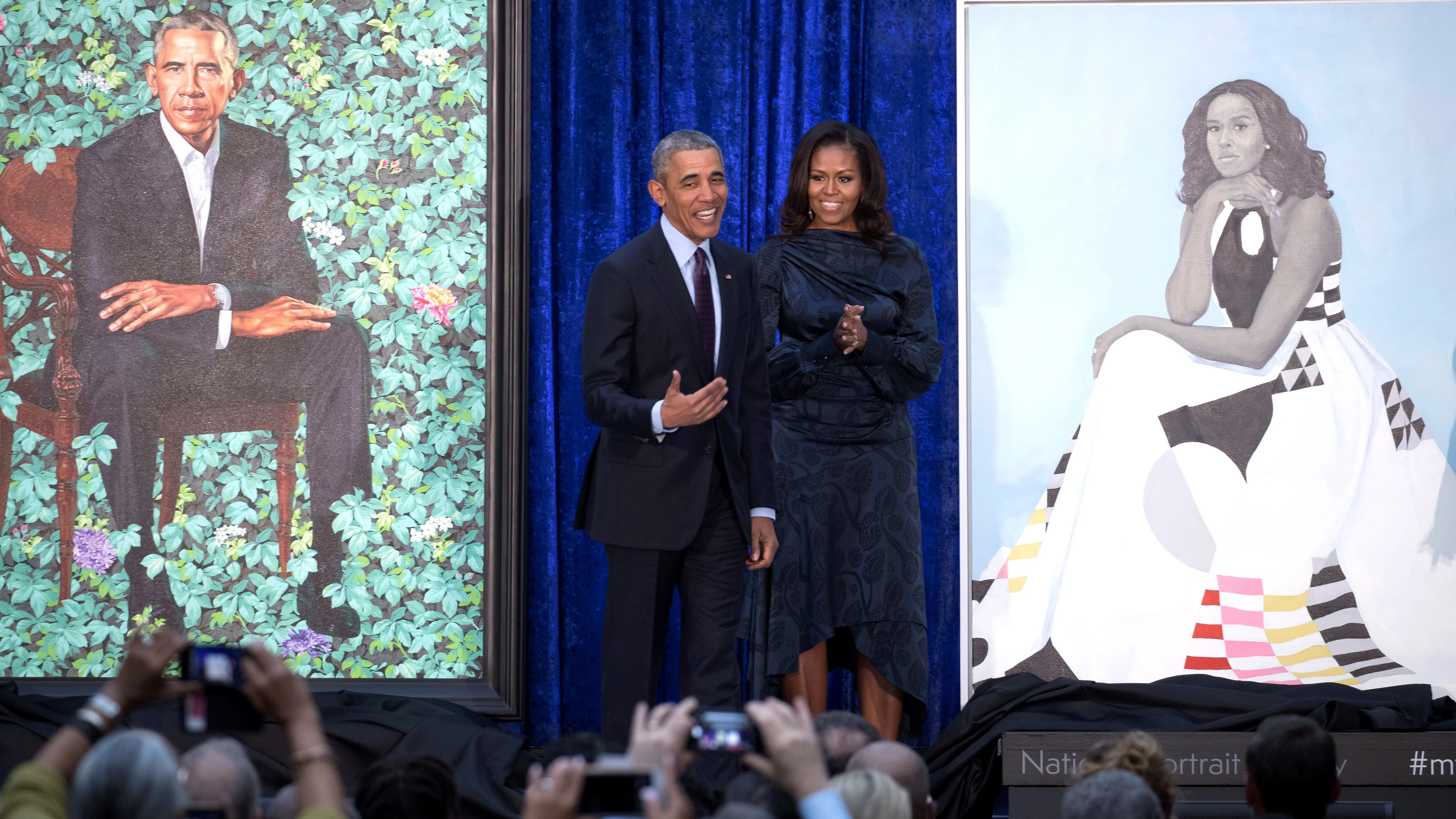 Barack y Michelle Obama, ante sus retratos oficiales