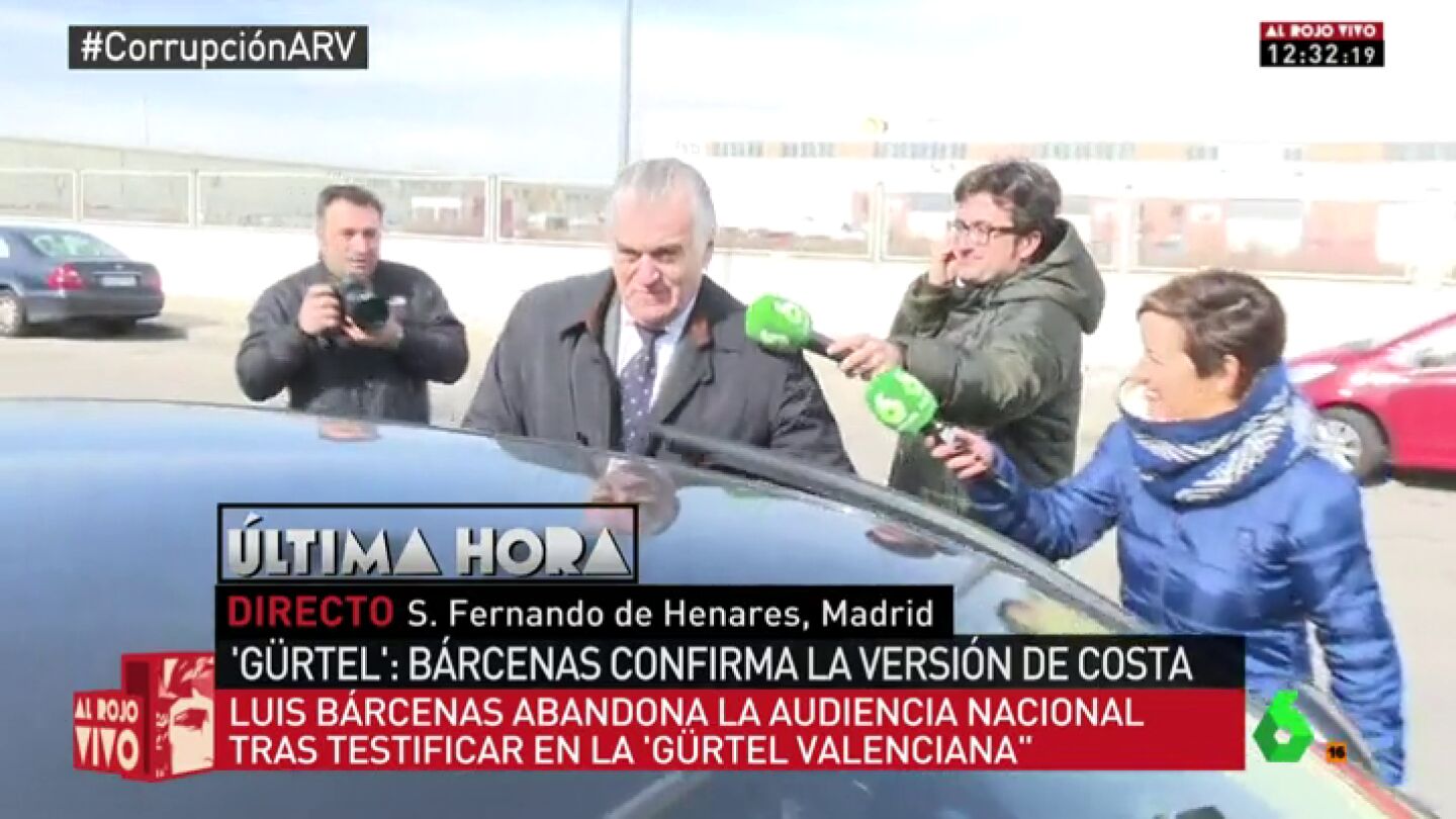 La persecuci&oacute;n de Cristina Pardo a B&aacute;rcenas tras declarar por la 'G&uuml;rtel': "&iquest;Con qui&eacute;n ha aprendido a caminar, con Rajoy?"