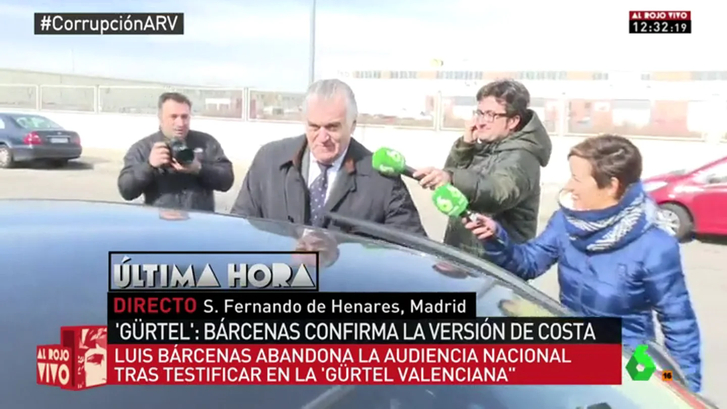 La persecución de Cristina Pardo a Bárcenas tras declarar por la 'Gürtel': "¿Con quién ha aprendido a caminar, con Rajoy?" La persecución de Cristina Pardo a Bárcenas tras declarar por la 'Gürtel': "¿Con quién ha aprendido a caminar, con Rajoy?"