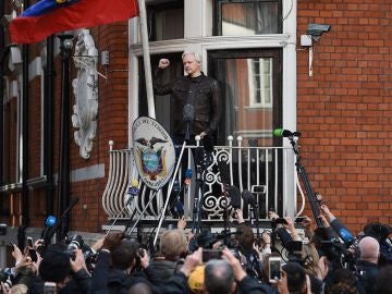 Julian Assange en la embajada de Ecuador en Londres Julian Assange en la embajada de Ecuador en Londres