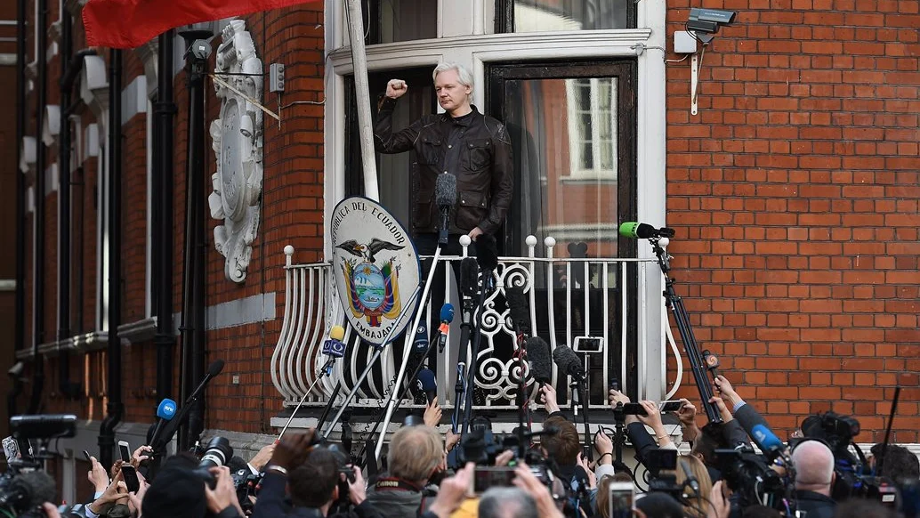 Julian Assange en la embajada de Ecuador en Londres