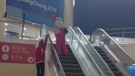 Original forma de subir unas escaleras mec&aacute;nicas