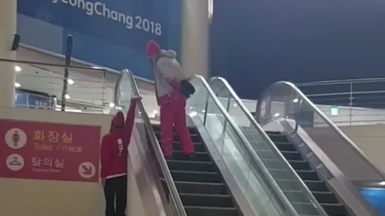 Original forma de subir unas escaleras mecánicas Original forma de subir unas escaleras mecánicas