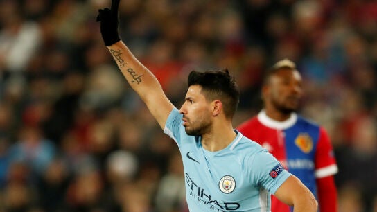 Ag&uuml;ero celebra su gol contra el Basilea