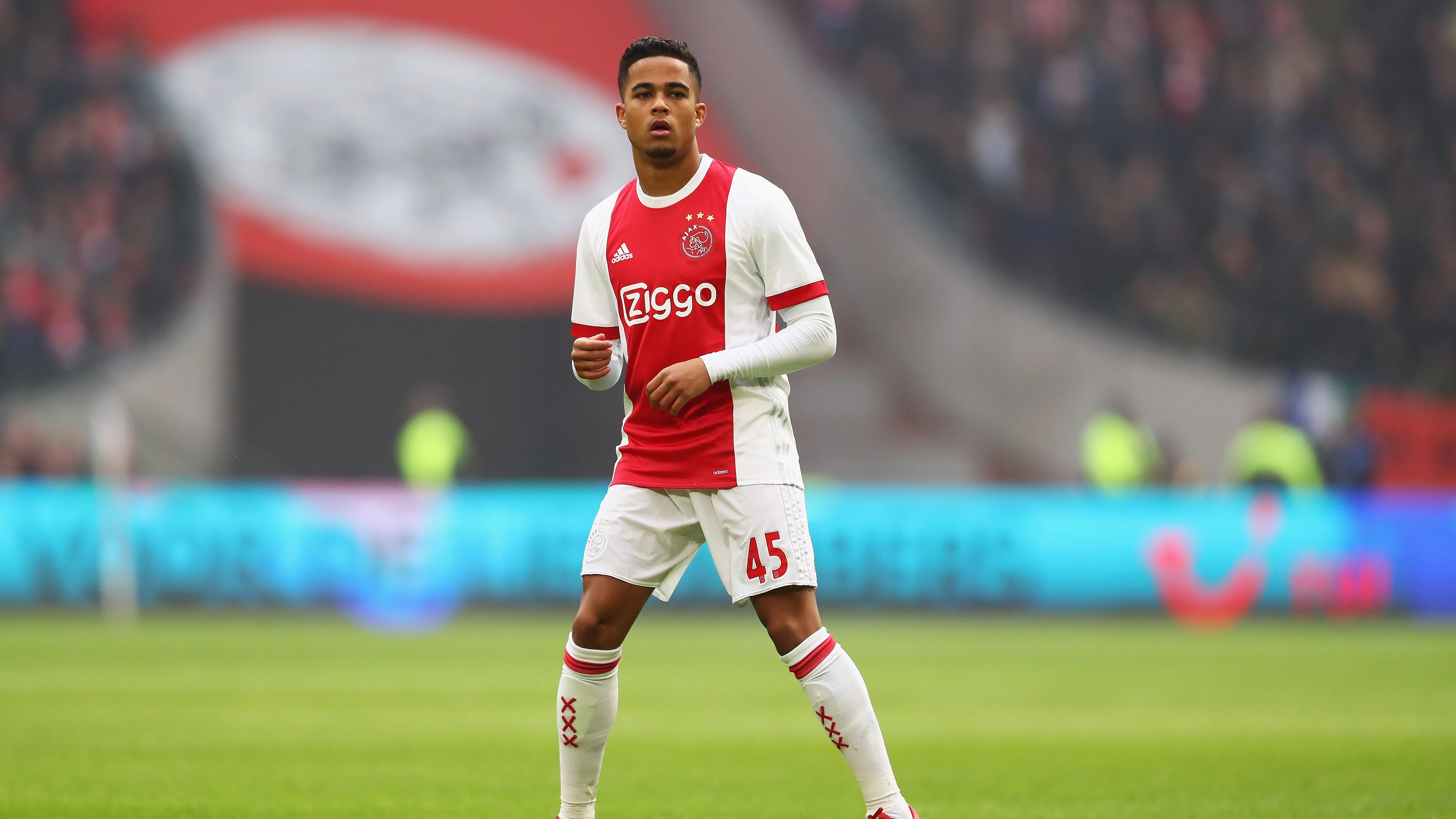 Justin Kluivert, durante un partido con el Ajax