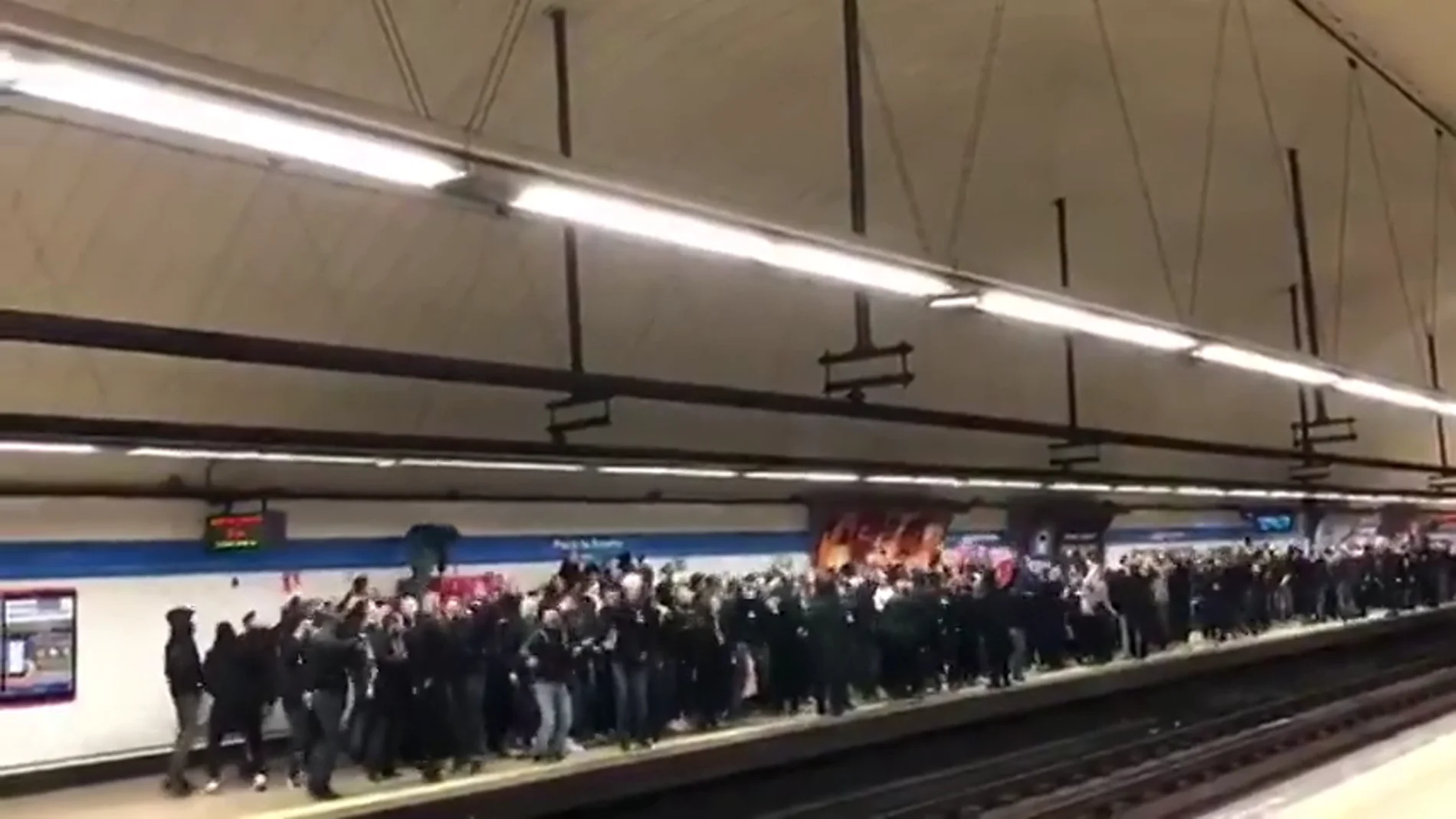 Los aficionados del PSG se hacen escuchar en el Metro de Madrid