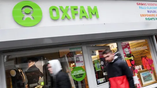 Peatones pasan delante de una tienda Oxfam en Londres, Reino Unido Peatones pasan delante de una tienda Oxfam en Londres, Reino Unido