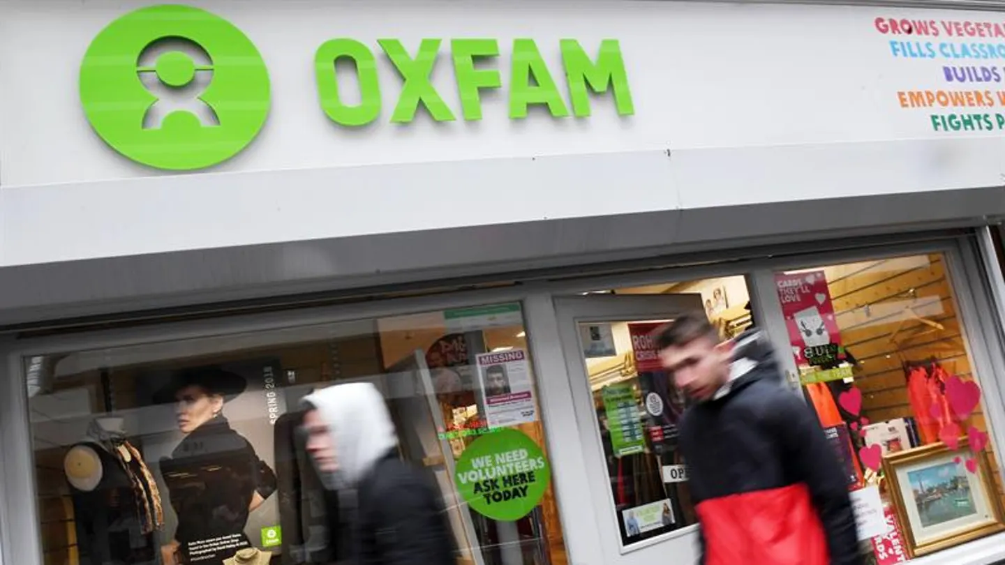 Peatones pasan delante de una tienda Oxfam en Londres, Reino Unido Peatones pasan delante de una tienda Oxfam en Londres, Reino Unido