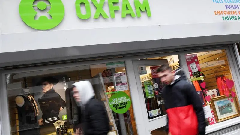 Peatones pasan delante de una tienda Oxfam en Londres, Reino Unido Peatones pasan delante de una tienda Oxfam en Londres, Reino Unido