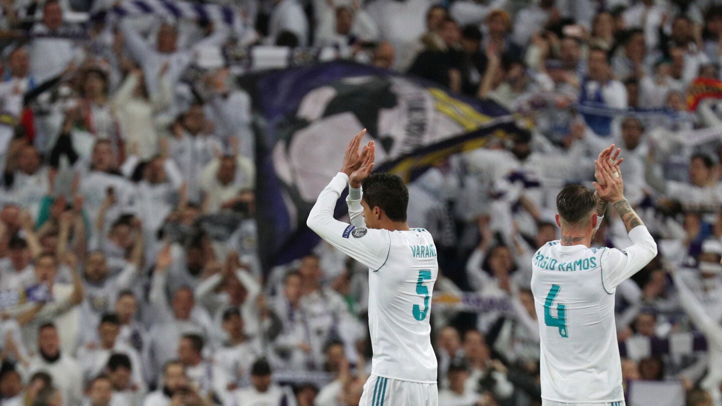 Sergio Ramos saluda a la afici&oacute;n junto a Varane