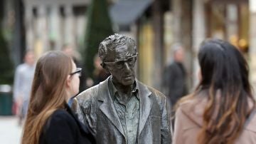 Turistas junto a la estatua de Woody Allen en Oviedo