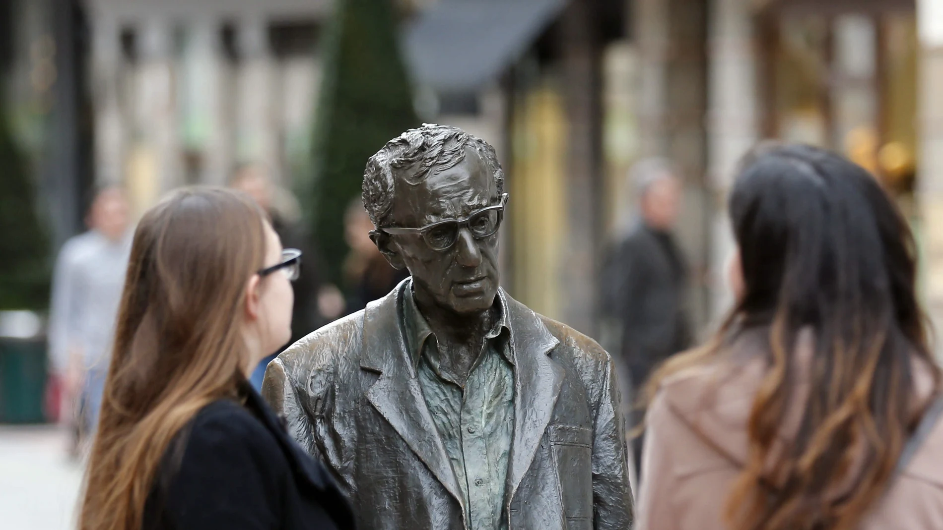 Turistas junto a la estatua de Woody Allen en Oviedo