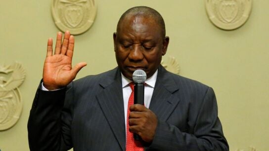 El reci&eacute;n elegido presidente sudafricano, Cyril Ramaphosa, jura su cargo