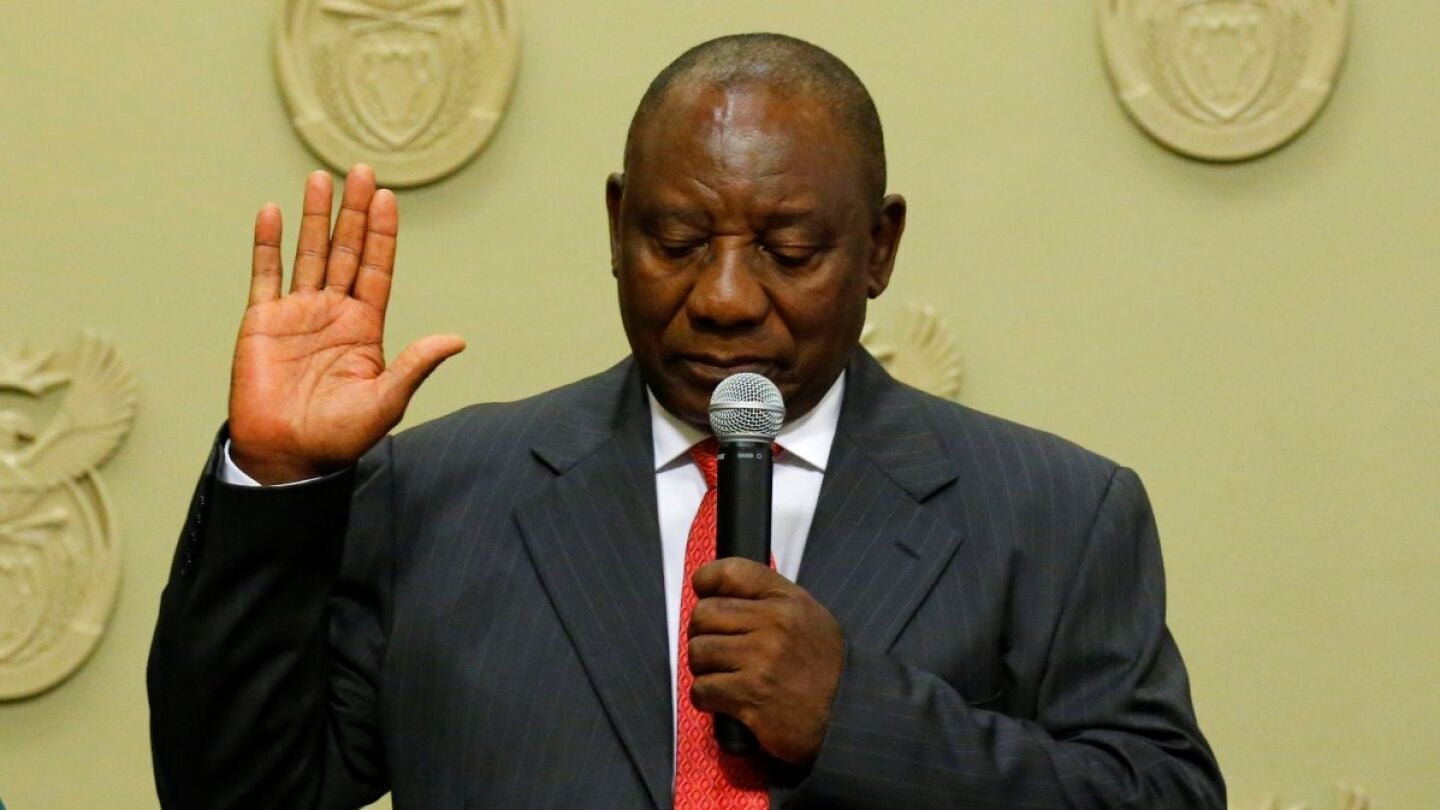 El reci&eacute;n elegido presidente sudafricano, Cyril Ramaphosa, jura su cargo