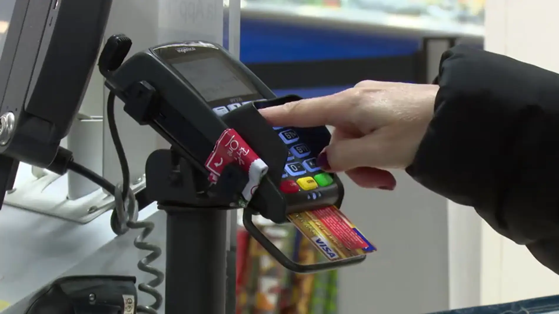Robaban las tarjetas a clientes de supermercados y antes vigilaban cómo tecleaban el pin