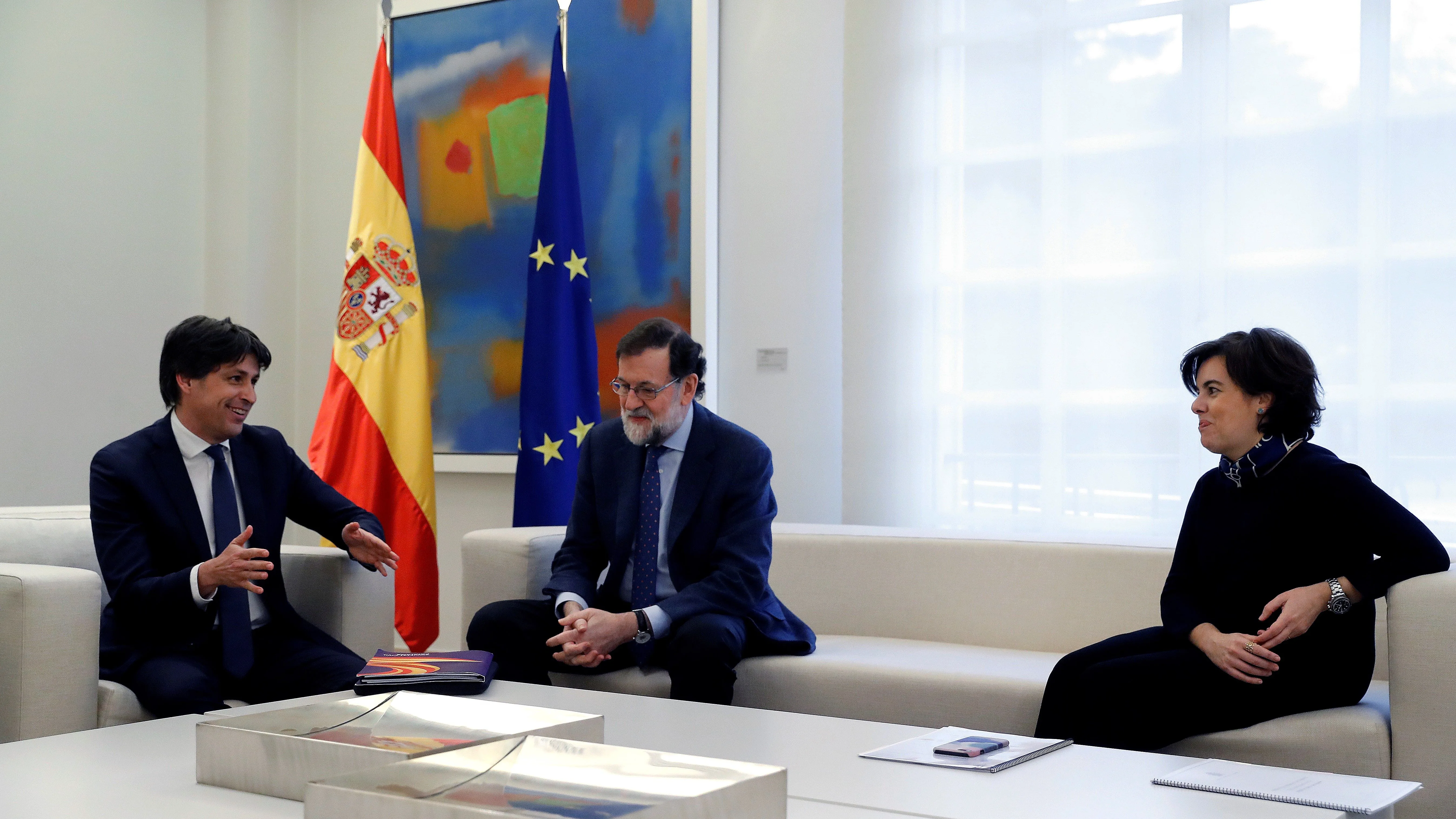 Mariano Rajoy junto a la vicepresidenta Soraya Sáenz de Santamaría y José Rosiñol, conversando sobre nuevas medidas de educación