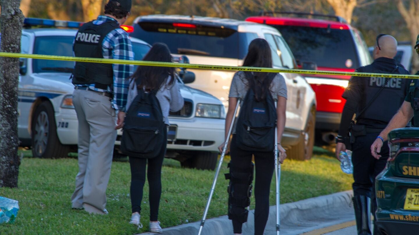 Miembros del personal de emergencias ayudan a varios estudiantes