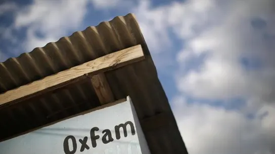 El nombre de Oxfam en un quiosco de distribución de agua en Puerto Príncipe (Haití) ANDRÉS MARTÍNEZ CASARES